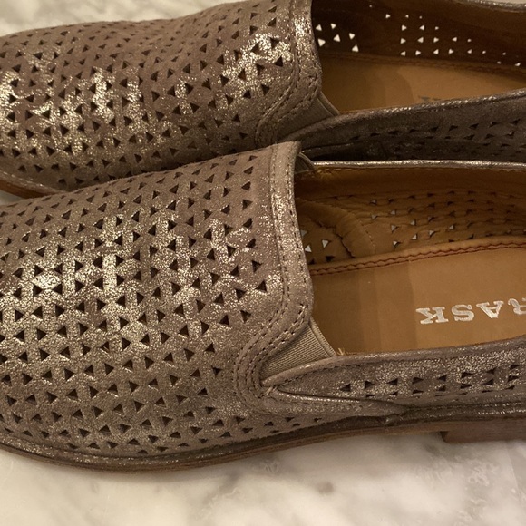 Size 8.5 Trask laser cut accent loafers in good condition. Neutral color - Picture 12 of 12